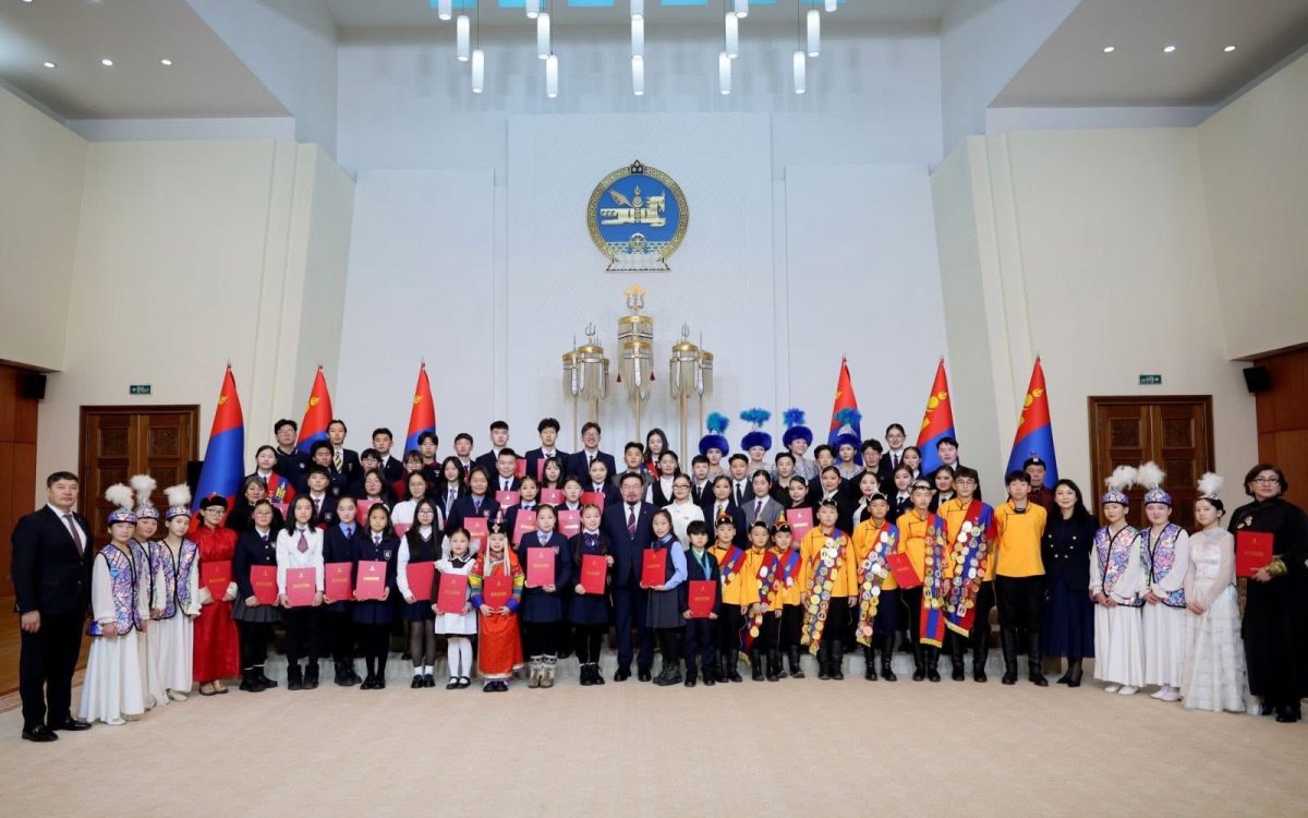 Ерөнхий сайд Г.Занданшатар 2025 оны онцлох хүүхдүүдэд шагнал гардуулж, баяр хүргэлээ