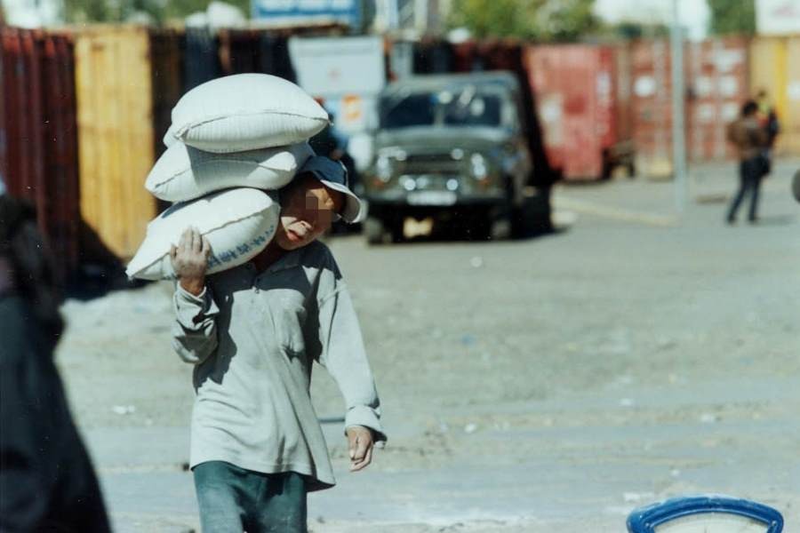 “Хүүхэд юм чинь” гэж хууль зөрчсөөр байх уу, ажил олгогчид оо!