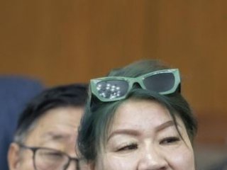 Төрийн ордонд сэтгүүлчийн нүүр рүү нулимсан иргэнийг 100 мянган төгрөгөөр торгожээ