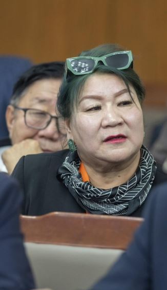 Төрийн ордонд сэтгүүлчийн нүүр рүү нулимсан иргэнийг 100 мянган төгрөгөөр торгожээ