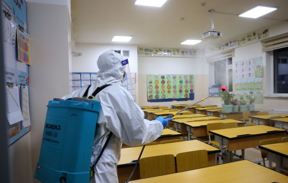 Нийслэлийн 182 сургуульд ариутгал халдваргүйжүүлэлт хийж эхэллээ