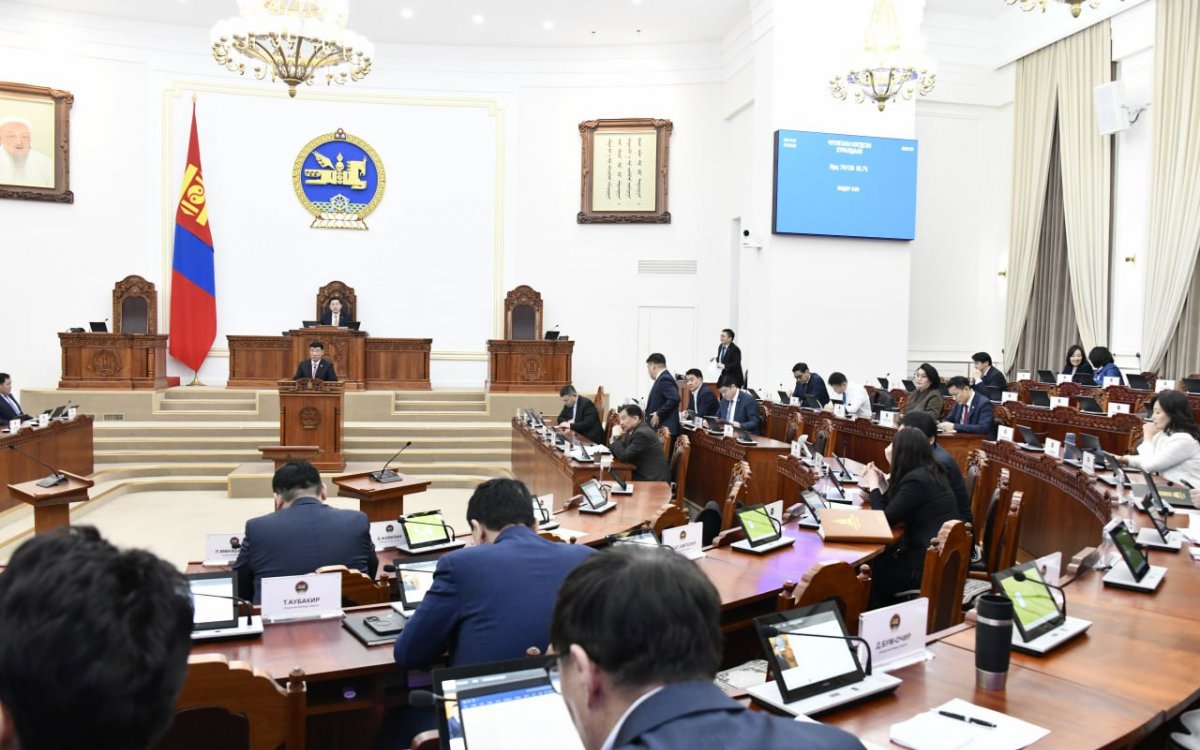 Хууль төрөхийн өмнө: УИХ-ын чуулганаар Зөвшөөрлийн тухай хуулийг хэлэлцэж буй хэн, хэн юу өгүүлэв