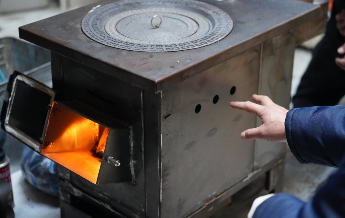 Түлш хэрэглэгчдэд үйлчлэх төвөөс битүүмжээ алдсан хуучин зуухтай айлуудын зуухыг шинээр сольж, суурилуулж байна