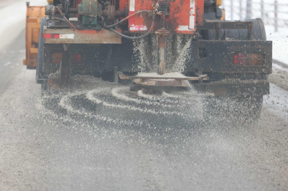 Халтиргаа гулгаанаас сэргийлэн зам талбайг цэвэрлэж байна