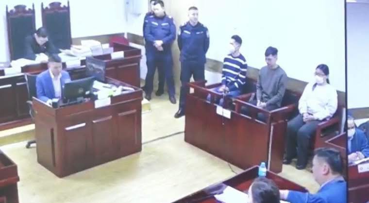 ШҮҮХ: Яллагдагч Ц.Дагвадоржийг 2 удаагийн үйлдлээр хүнийг алах, 16 насанд хүрээгүй хүнтэй бэлгийн харьцаанд орсон гэх хэрэгт яллагдагчаар, Э.Номин-Эрдэнэ, Э.Ган-Эрдэнэ нарыг хүнийг санаатай алах хэрэгт хамжигчаар татсан