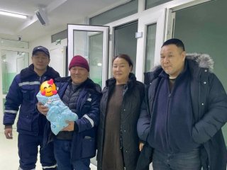 Хот хоорондын автобусанд мэндэлсэн охинд 18 нас хүртэл нь орон нутгийн бүх чиглэлд үнэ төлбөргүй зорчих эрх бэлэглэв