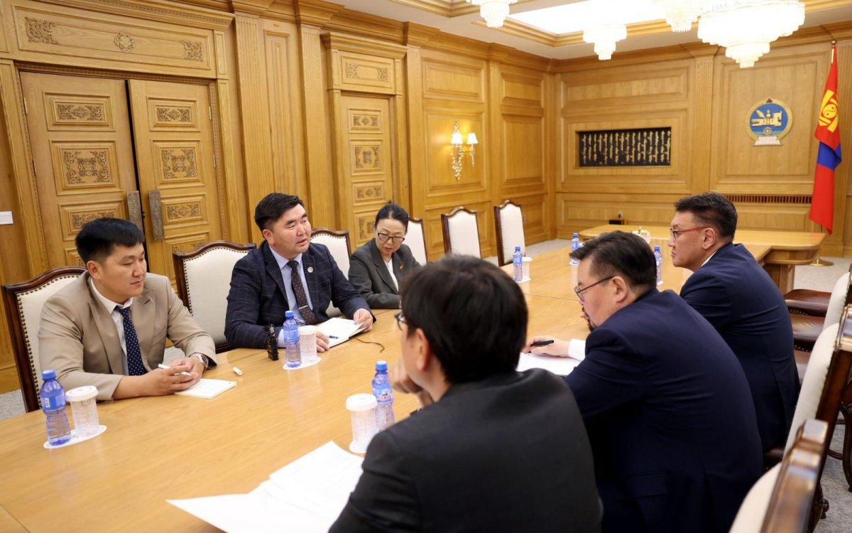 Багш, эмч нар цалингийн асуудлаараа Ерөнхий сайдад шаардлага хүргүүллээ