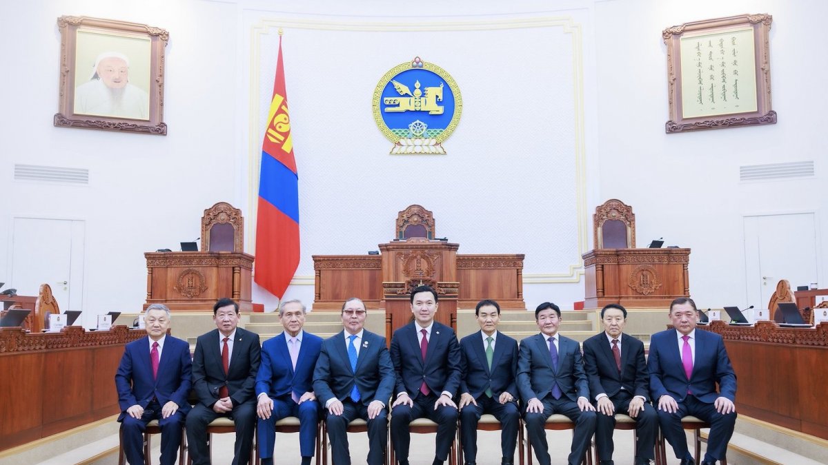 Үе үеийн УИХ-ын дарга нарт хүндэтгэл үзүүлжээ