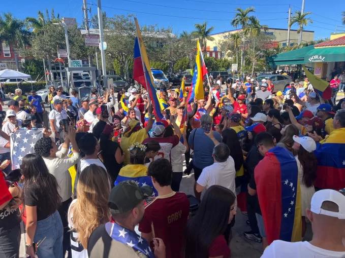 Николас Мадурог баривчилсанд Венесуэлийн зарим иргэд баярлан хүлээн авсан гэв