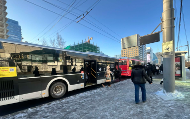 Бүхээгтээ тамхи татсан, очих ёстой газраа хүрэлгүй зорчигчдоо буулгасан, зогсоолоос хүнээ аваагүй жолооч нарыг торгожээ