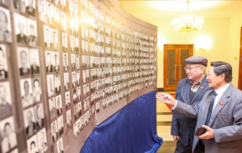 ФОТО: Үндсэн хуулийг хэлэлцэн батлах үеийн архивын түүхэн баримтуудыг эх хувиар нь дэлгэлээ