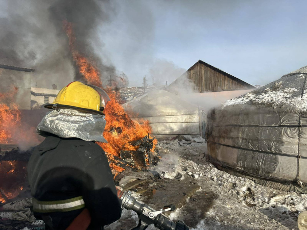 БЗД-т гэрт шатаж хоёр хүн түлэгдэж, 58 настай эрэгтэй нас баржээ 
