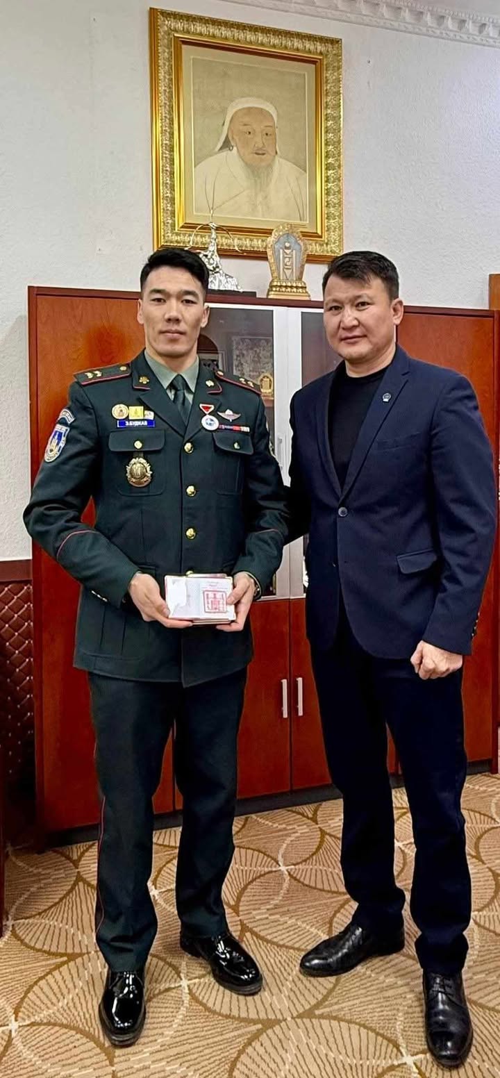 Дэлхийн аварга ахлагч Э.Буджавыг Цэргийн хүндэт медалиар шагналаа