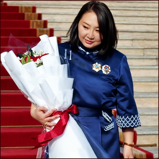 Герман дахь Монголын анхны улстөрч эмэгтэй гэдгээрээ танигдсан Солонго Тремл &ldquo;Хөдөлмөрийн гавьяаны улаан тугийн одон&rdquo;-оор шагнууллаа