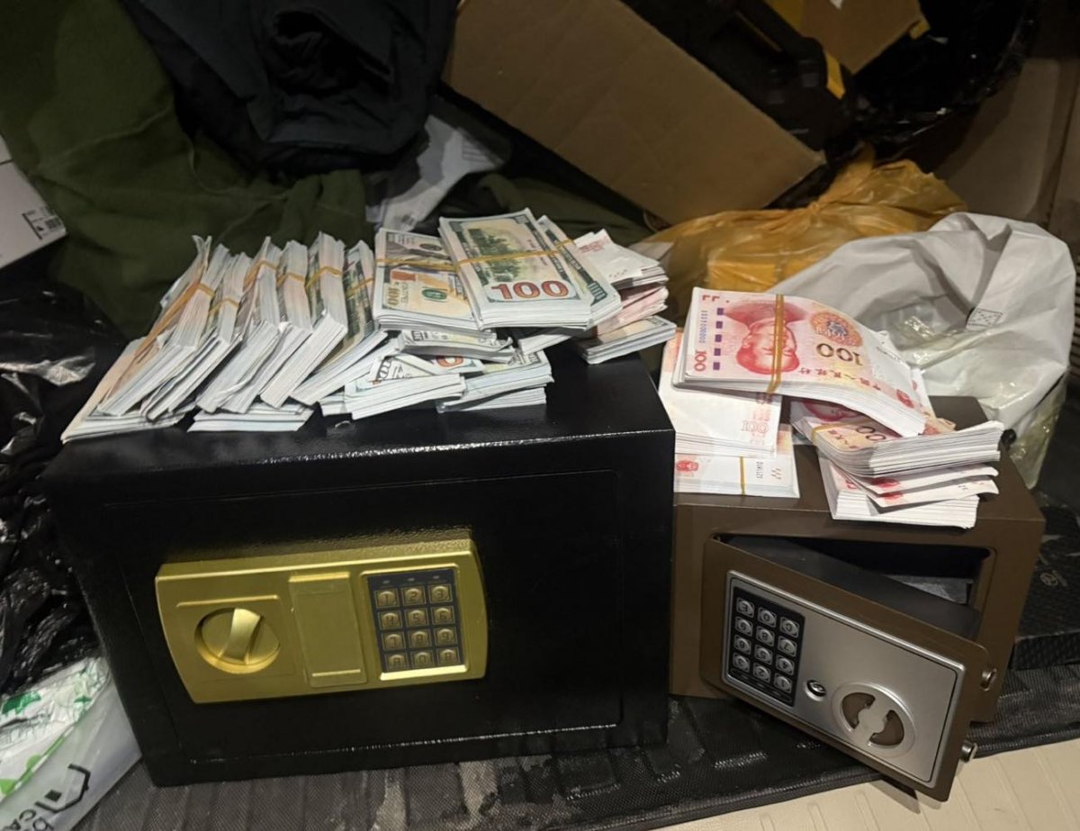 7,9 тэрбум төгрөгтэй тэнцэх хэмжээний юань, долларыг хуурамчаар хэвлэн, иргэдийг залилдаг этгээдүүдийг баривчиллаа