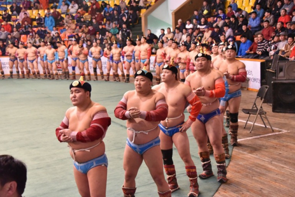 Сар шинийн барилдаанд зодоглох бөхчүүд