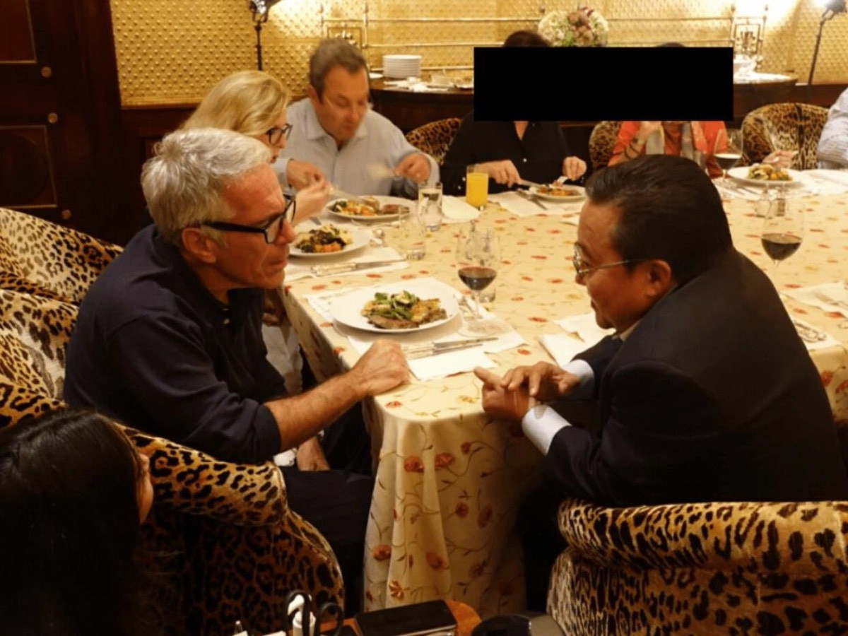 Ц.Элбэгдорж шуугиан тарьж буй гэрэл зургандаа Жеффри Эпштейнтэй уулзахдаа юу ярьснаа тайлбарлав