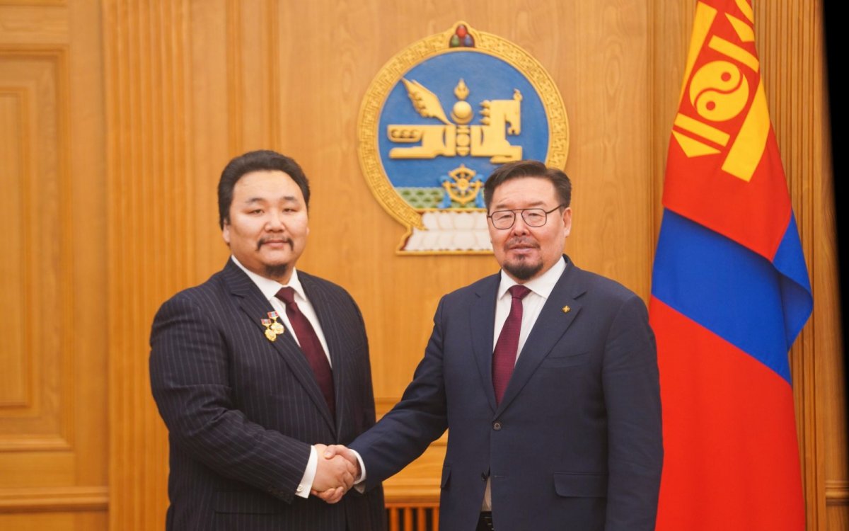 Ерөнхий сайд Г.Занданшатар нэрэмжит шагналаа дэлхийн дуурийн шилдэг баритон, Ардын жүжигчин Э.Амартүвшинд гардууллаа