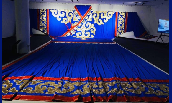  Чингис хаан Үндэсний музейн үзэсгэлэнгийн танхимд дэлхийн хамгийн том дээл дэлгэгджээ