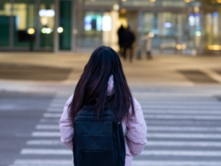 Бага ангийн хүүхдүүд машин ирж байгааг харахгүйгээр гарцаар шууд гүйдэг