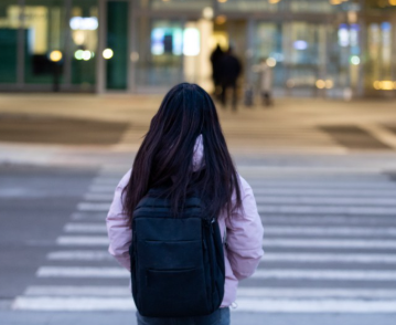 Бага ангийн хүүхдүүд машин ирж байгааг харахгүйгээр гарцаар шууд гүйдэг