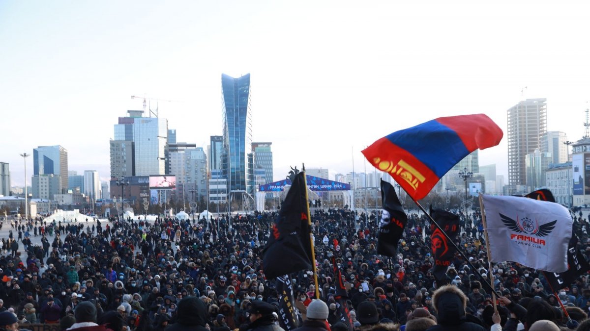 Худал бүхнээсээ салцгаах юмсан