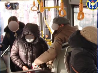  Автобусаар зорчиж байгаа бүх иргэнийг мөнгөө төлдөг болгох зорилгоор орох хаалган дээр хаалт байршуулсан