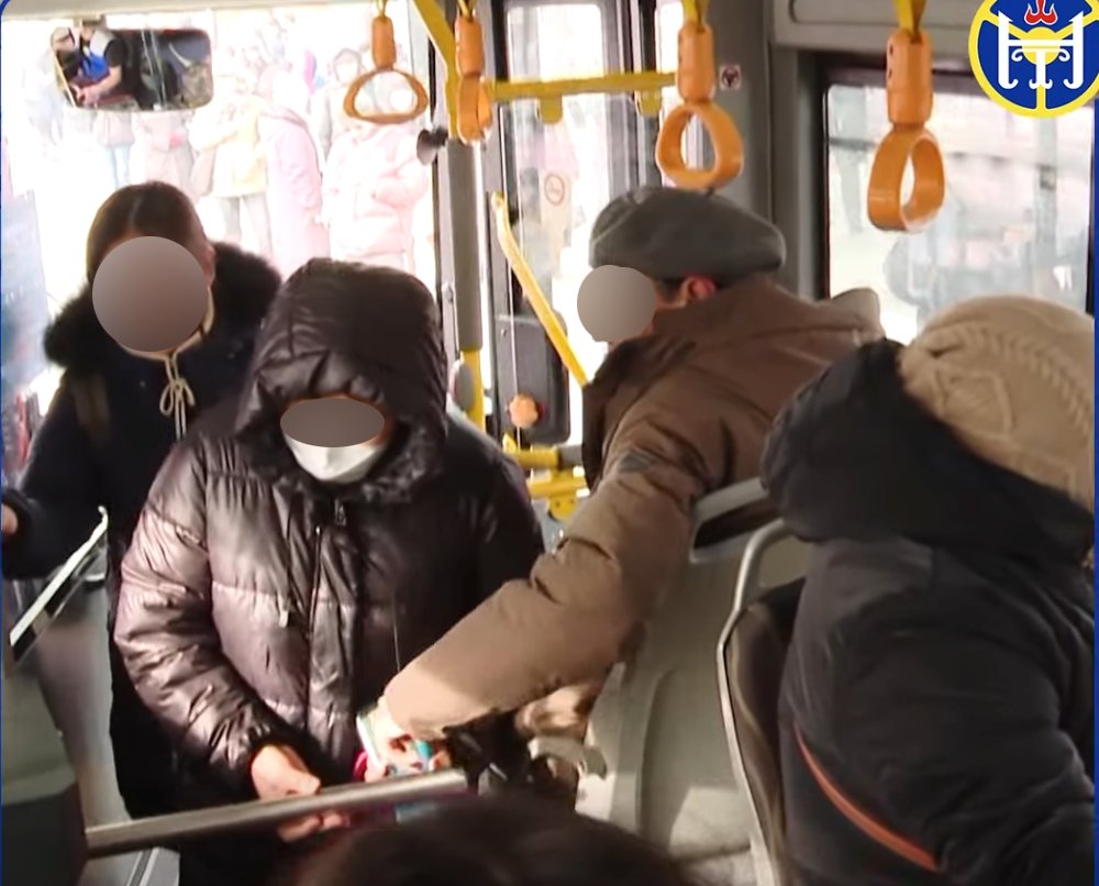  Автобусаар зорчиж байгаа бүх иргэнийг мөнгөө төлдөг болгох зорилгоор орох хаалган дээр хаалт байршуулсан