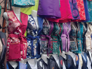 Иргэдийн хөл хөдөлгөөн ихэссэн ч орлого муу байгаа учир Нарантуул захынхан бухимдангуй байна