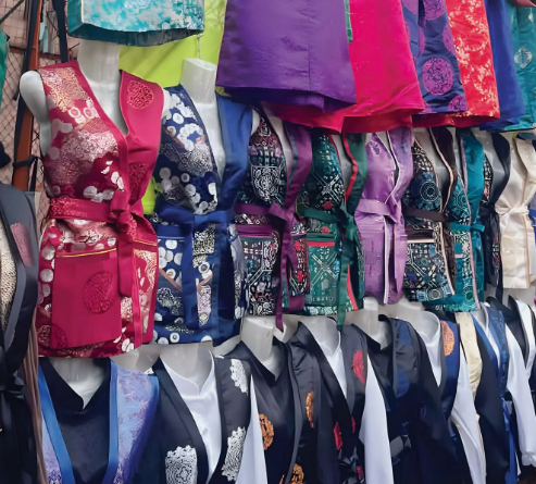 Иргэдийн хөл хөдөлгөөн ихэссэн ч орлого муу байгаа учир Нарантуул захынхан бухимдангуй байна