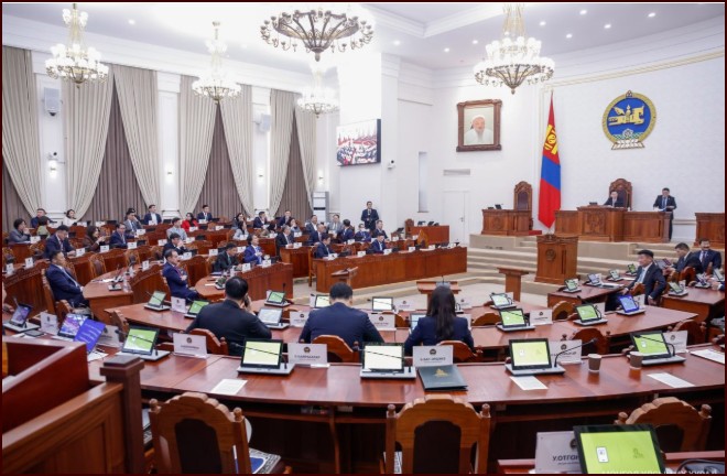 Яахлаараа улстөржилт Монголд зөвхөн л гэмт хэрэгтэн &ndash; улстөрчдийг төрүүлээд байна вэ?