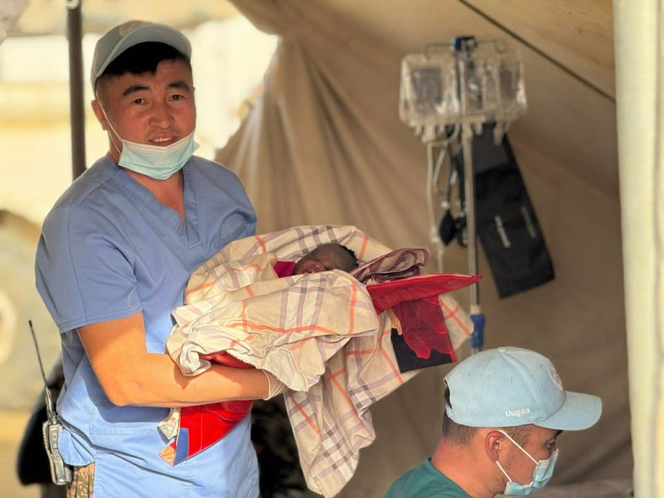 Суданд үүрэг гүйцэтгэж буй Монгол залуус хамгаалалтад байсан жирэмсэн эмэгтэйг эсэн мэнд амаржуулжээ