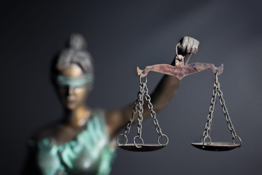 Иргэдийн 90 хувь нь итгэдэггүй Шүүхэд парламентыг хаяж өгөх нь ардчиллын ухралт биш үү&hellip;