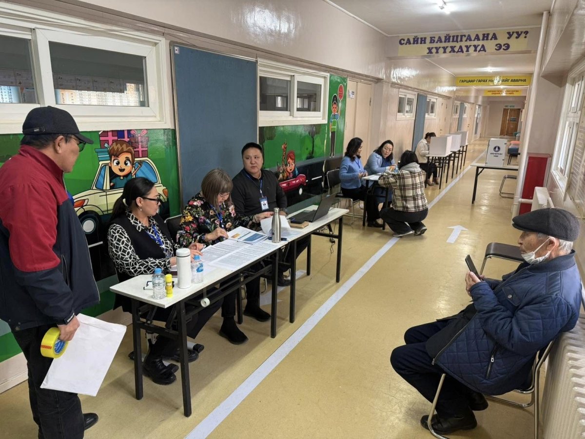 Бичлэг: Ардчилсан намын дотоод сонгуульд дикриттэй үндэсний бодлогын хорооны гишүүн нь саналаа өгөхөөр очоод хөөгджээ