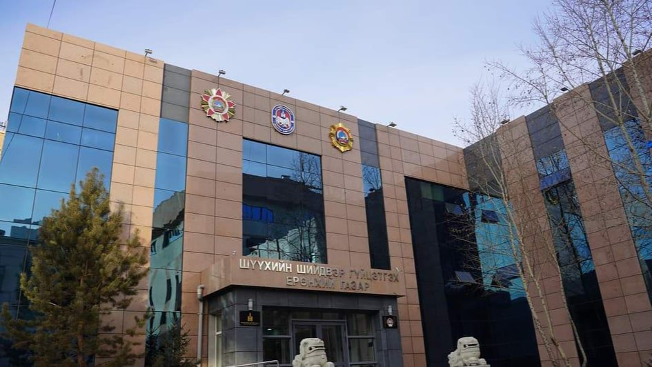 Нийслэлийн дүүргүүдийн шүүхийн шийдвэр гүйцэтгэх хэлтсүүдийн даргаар хэн ажиллаж байна вэ?