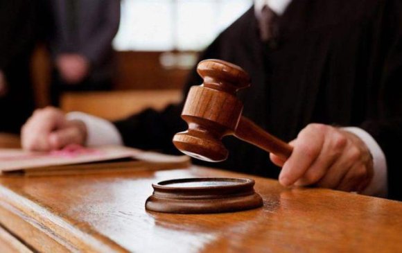 Эхнэрийнхээ барилгын компанид давуу байдал олгосон ИТХ-ын төлөөлөгчийг нийтийн албанд ажиллах эрхийг 3 жилээр хасаж, 1 жилээр тэнсэв