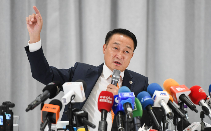 "Та л МАН-ыг ялуулдаг" гэх тойрон хүрээлэгчид нь Д.Амарбаясгаланг "вакумжуулжээ"