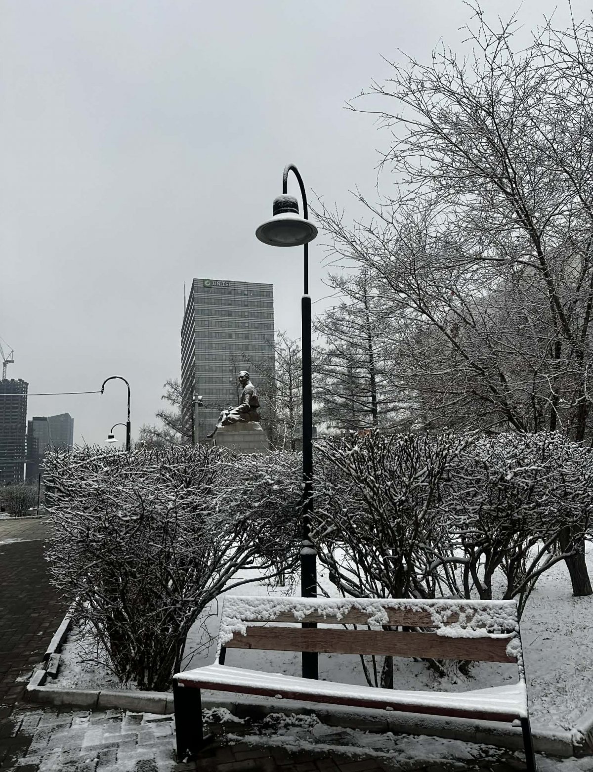 Улаанбаатар хот орчмоор, шөнөдөө үүлэрхэг, ялимгүй хур тунадас орно