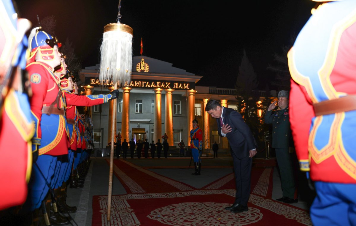  БХЯ: Батлан хамгаалахын сайд болон Зэвсэгт хүчний Жанжин штабын даргыг төрийн хүндэт харуул жагсаж угтан авах ёстой байдаг
