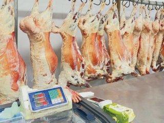 Өмнө жил ченжүүд махаа нөөцөлж чадаагүй учраас энэ жил махны үнэ өссөн гэв