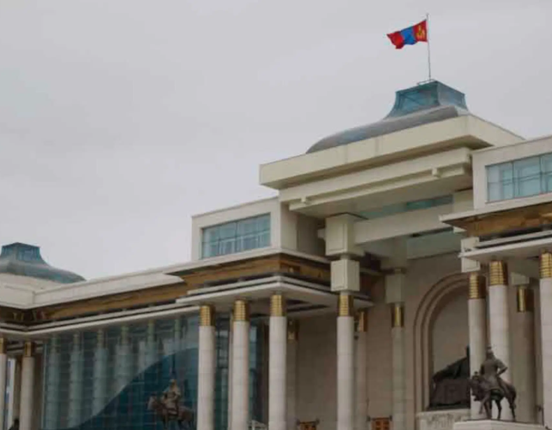 Үе үе Ерөнхийлөгчөөс илгээдэг Элсний 13 намдаа л гай болдог...