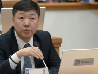 НИТХ-ын даргын суудалд тодроод буй Д.Ихбаяртай танилц