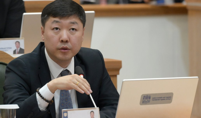 НИТХ-ын даргын суудалд тодроод буй Д.Ихбаяртай танилц