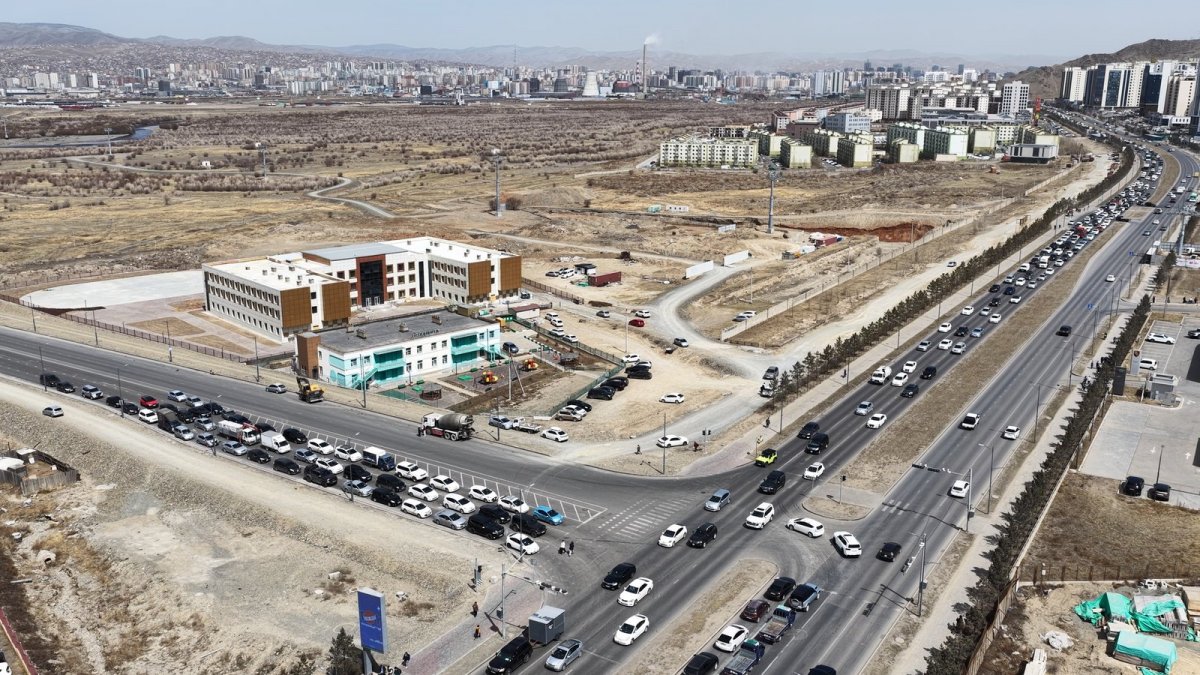 Яармагаас Эрчим хүчний гудамжны уулзварын зүүн талд байрлах сургууль хүртэл ₮2 тэрбумаар 695 метр авто зам барина