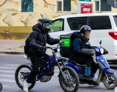 ХУУЛЬ: 16 нас хүрээгүй хүүхэд скүүтер, мопед жолоодсон тохиолдолд хууль ёсны асран хамгаалагчийг 400 мянган төгрөгөөр торгоно