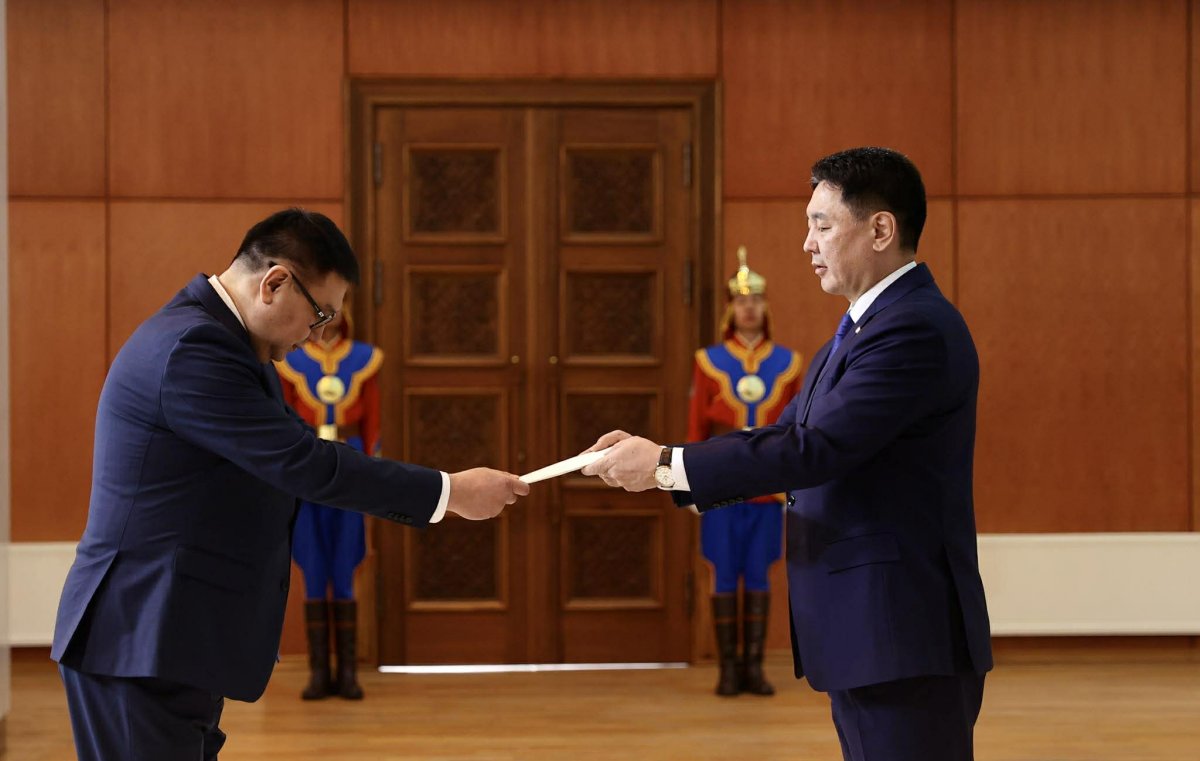 Киргиз Улсын Элчин сайд Итгэмжлэх жуух бичгээ өргөн барилаа