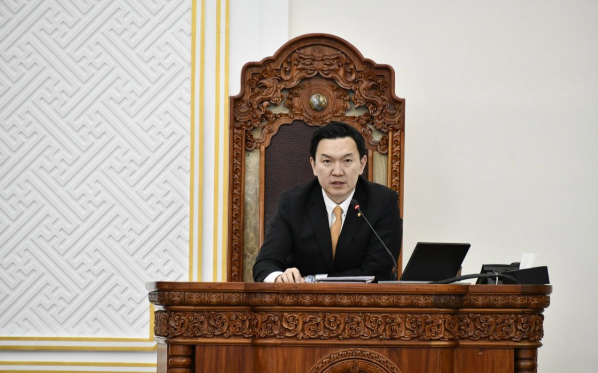 Ерөнхий  сайд Н.Учрал 01 тоот албан даалгавраараа татварын өрийн улмаас хаагдсан 12100 компанийн дансыг сарын хугацаатай нээлээ