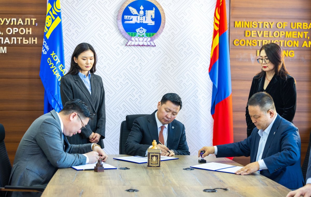 Хот байгуулалт, барилга, орон сууцжуулалтын сайд Э.Бат-Амгалан гурван талт хамтын хэлэлцээрийг байгуулж, гарын үсэг зурлаа