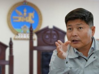 Үндсэн хууль, Улсын дээд шүүхийн шийдвэрээс давсан эрх мэдэлтэй хотын даргын шийдвэрийг Захиргааны шүүх яахыг харах л үлдэв  