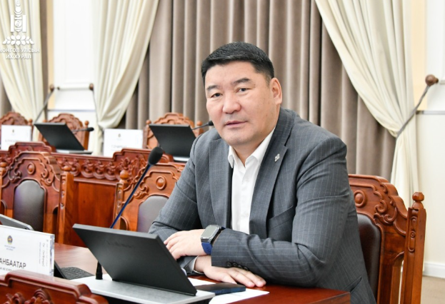  Г.Ганбаатар: НӨАТ-аар иргэдээ жаахан мөнгөжүүлье гэсэн чинь энэ хуулиа байхгүй болгох гэдэг ийм эргүү парламент гэж юу байдаг юм 